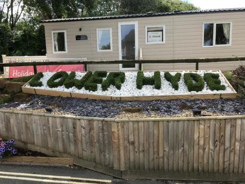 a garden in front of a house at 2 Bedroom Caravan NV13, Lower Hyde, Shanklin, Isle of Wight in Shanklin