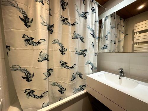 Koupelna v ubytování Résidence Carroley B - Appartement tout confort · Proche des pistes · Vue pistes MAE-3589