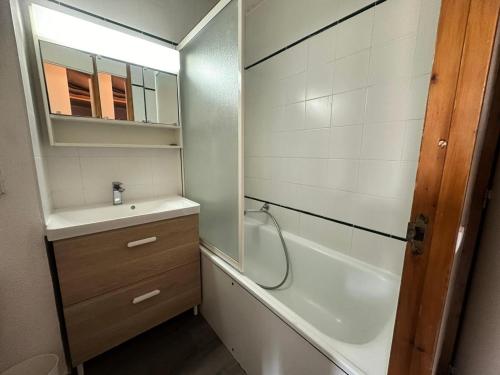 une salle de bain avec une baignoire, un lavabo et une douche dans l'établissement Résidence Les Glaciers 3 - Studio pour 4 Personnes 23, à Mâcot La Plagne