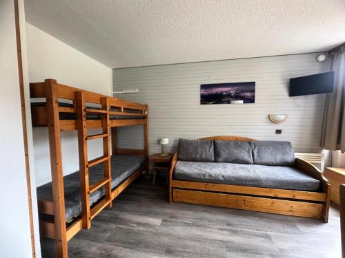 - une chambre avec 2 lits superposés et un canapé dans l'établissement Résidence Les Glaciers 3 - Studio pour 4 Personnes 23, à Mâcot La Plagne