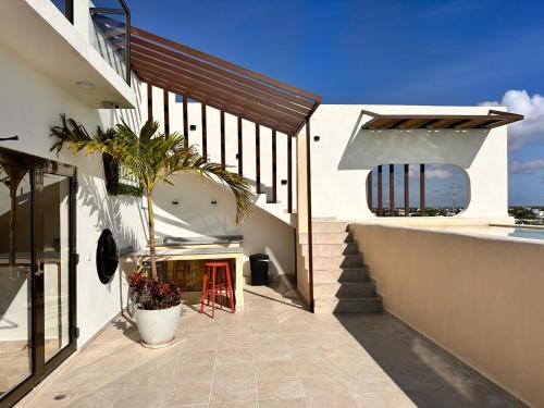 プラヤ・デル・カルメンにあるItzamna Suite Balcony Deluxeのヤシの木の家