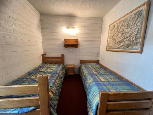 a small room with two beds in it at Résidence Carroley B - Appartement fonctionnel · Proche des pistes · Vue pistes MAE-4104 in Mâcot La Plagne