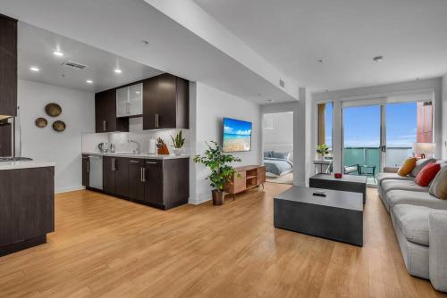 a large living room with a couch and a kitchen at Modern & chic in Heart of Downtown Santa Monica in Los Angeles