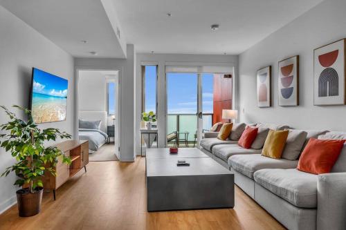 a living room with a couch and a table at Modern & chic in Heart of Downtown Santa Monica in Los Angeles