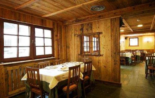a dining room with a table and chairs in it at Hotel Maison Saint Jean in Courmayeur