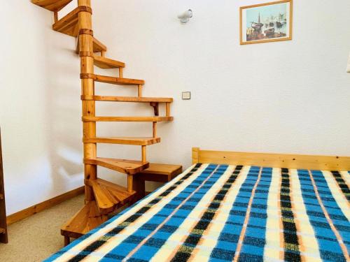 - une chambre avec des lits superposés et une échelle en bois dans l'établissement Résidence Val Coeur Bat A - Appartement 2 pièces 4 personnes agréablement situé à Val d'Isère à 350m du centre du village et à 300m des pistes MAE-3284, à Val dʼIsère