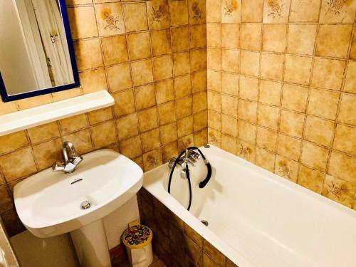 une salle de bain avec un lavabo, des toilettes et une baignoire dans l'établissement Résidence Val Coeur Bat A - Appartement 2 pièces 4 personnes agréablement situé à Val d'Isère à 350m du centre du village et à 300m des pistes MAE-3284, à Val dʼIsère