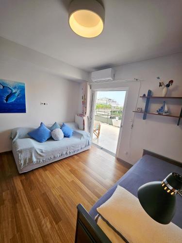 Quiet house-Athens Center 100 meters balcony on the top floor