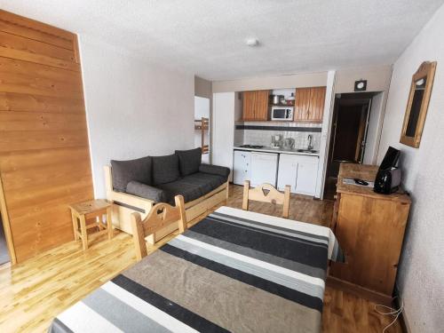 Résidence Mustag - Appartement 3 pièces - Plagne Centre MAE-4754 في آيم لا بْلانيِ: غرفة بسرير واريكة ومطبخ