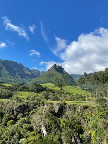 a mountain in the middle of a field with trees at Morada do Guardião - Soldados Sebold in Barracão