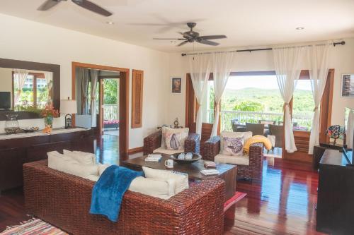 Posezení v ubytování Antigua 3-bedroom Villa at Nonsuch Bay