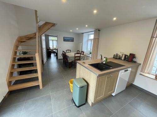 une cuisine avec un évier et un plan de travail dans l'établissement Wissant Maison Chez Jeanne, à Wissant