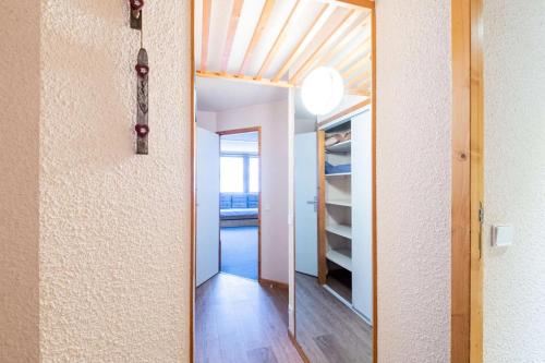 - un couloir avec un miroir et un plafond dans l'établissement Résidence Aime 2000 - Studio 3/4 pers - AIME 2000 - Partie Zodiaque - PLAGNE AIME 2000 MAE-9264, à Aime La Plagne