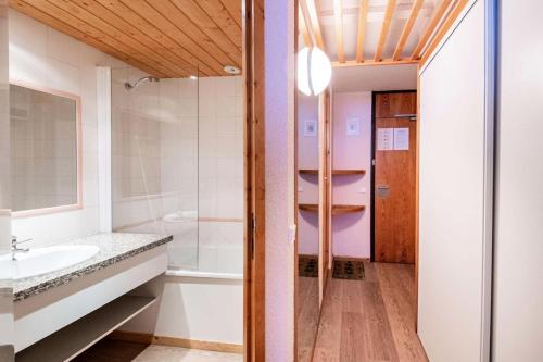 une salle de bain avec un lavabo et un miroir dans l'établissement Résidence Aime 2000 - Studio 3/4 pers - AIME 2000 - Partie Zodiaque - PLAGNE AIME 2000 MAE-9264, à Aime La Plagne