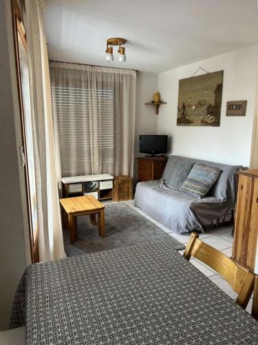 une chambre avec un lit, un canapé et une table dans l'établissement Résidence Bois Du Fau - T2 vue sur les pistes et Montagne Eyssina au centre de Vars les Claux MAE-7721, à Vars