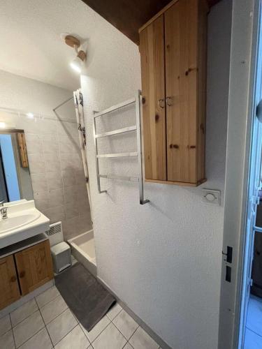 La salle de bains est pourvue d'un réfrigérateur blanc et d'un évier. dans l'établissement Résidence Bois Du Fau - T2 vue sur les pistes et Montagne Eyssina au centre de Vars les Claux MAE-7721, à Vars