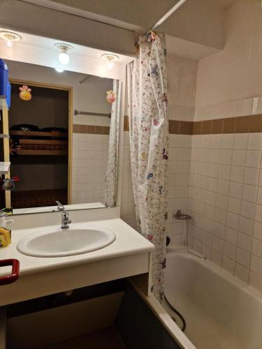 une salle de bain avec un lavabo et une baignoire dans l'établissement Résidence Eyssina - Studio de 4 couchages à 100m du Point Show MAE-7731, à Vars