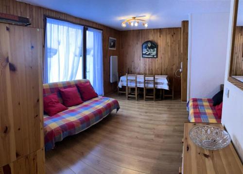 un salon avec un canapé et une table dans l'établissement Résidence Christiana - Super appartement au Centre de la Station MAE-9701, à Vars