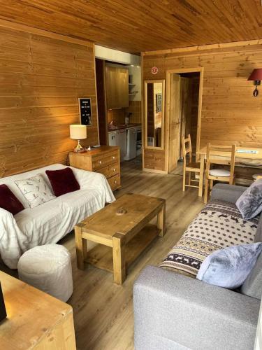 un salon avec deux lits et une table dans l'établissement Résidence Oustagno - Super appartement 5 couchages point show sur les pistes plein sud Oustagno MAE-9731, à Vars