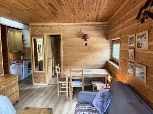 - un salon avec un canapé et une table dans une cabine dans l'établissement Résidence Oustagno - Super appartement 5 couchages point show sur les pistes plein sud Oustagno MAE-9731, à Vars