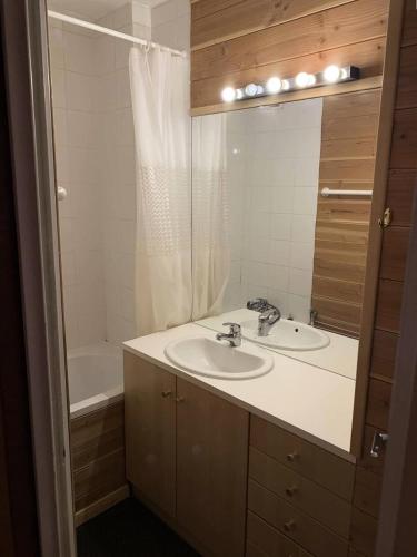 une salle de bain avec un lavabo, un miroir et une baignoire dans l'établissement Résidence Oustagno - Super appartement 5 couchages point show sur les pistes plein sud Oustagno MAE-9731, à Vars