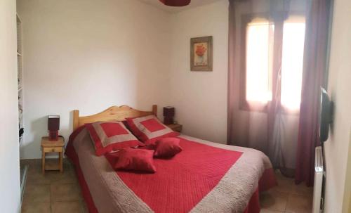 - une chambre avec un lit doté de draps rouges et une fenêtre dans l'établissement Résidence Bouquetins - Super T3 à 100m des pistes proche du point show MAE-9751, à Vars