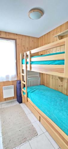 une chambre avec deux lits superposés dans une pièce dans l'établissement Résidence Mouflons - Super appartement 6 couchages proche pistes MAE-9771, à Vars
