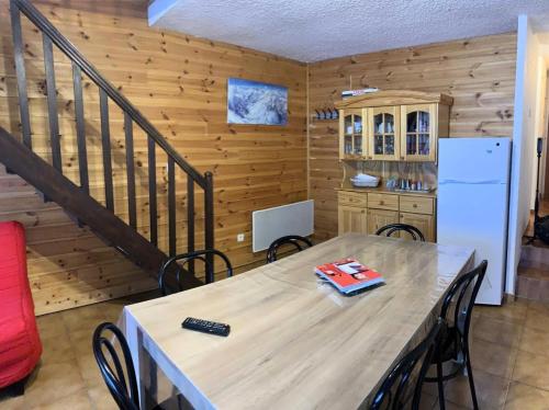 une salle à manger avec une table et un réfrigérateur dans l'établissement Résidence Gentiannes - Duplex sur les pistes départ télésiège des escondus MAE-9721, à Vars