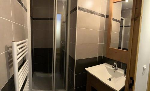 une salle de bain avec un lavabo et une douche dans l'établissement Chalet Des Rennes - Super duplex résidence de standing au pied des pistes MAE-9741, à Vars