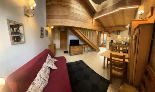 - un salon avec un canapé rouge et une salle à manger dans l'établissement Résidence Melezet 2 - Superbe duplex T3 à 100m des pistes secteur point show MAE-9821, à Vars
