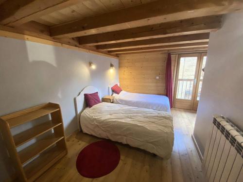 une chambre avec un lit dans une pièce avec des plafonds en bois dans l'établissement Résidence Melezet 2 - Superbe duplex T3 à 100m des pistes secteur point show MAE-9821, à Vars
