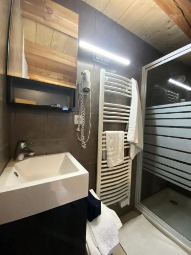 une petite salle de bain avec un lavabo et une douche dans l'établissement Résidence Melezet 2 - Superbe duplex T3 à 100m des pistes secteur point show MAE-9821, à Vars