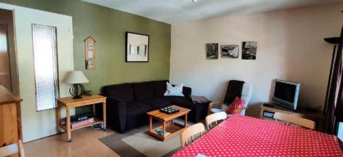 un salon avec un canapé et une table dans l'établissement Résidence Canteneige - Appartement 7 couchages vue dégagée et proche départ télésiège MAE-9791, à Vars