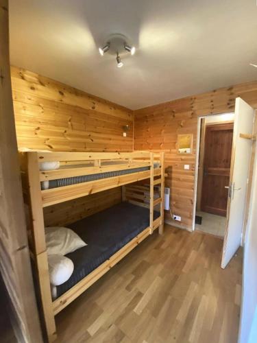 - une chambre avec 2 lits superposés dans une cabine dans l'établissement Résidence Gaubert - Studio cabine à Vars pour 4 personnes idéalement situé MAE-9831, à Vars