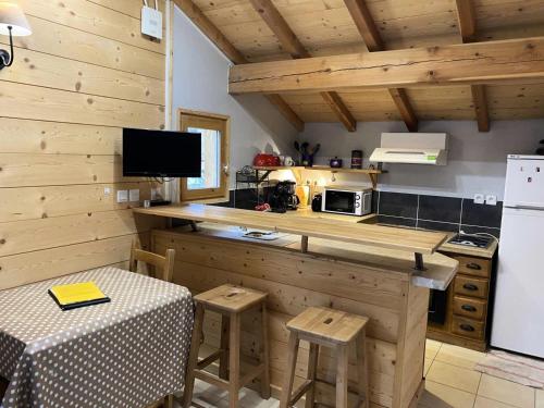 La cuisine est équipée d'un comptoir, d'une table et d'un réfrigérateur. dans l'établissement Résidence Melezet 1 - Superbe duplex T2 à 100m des pistes secteur point show MAE-9811, à Vars