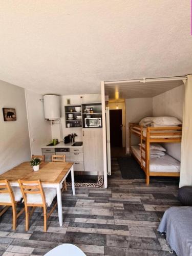 - une chambre avec une table et un lit dans l'établissement Résidence Edelweiss - Boost Your Immo Vars l'Edelweiss MAE-9851, à Vars