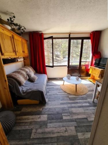 une chambre avec un lit et une table dans une pièce dans l'établissement Résidence Edelweiss - Boost Your Immo Vars l'Edelweiss MAE-9851, à Vars