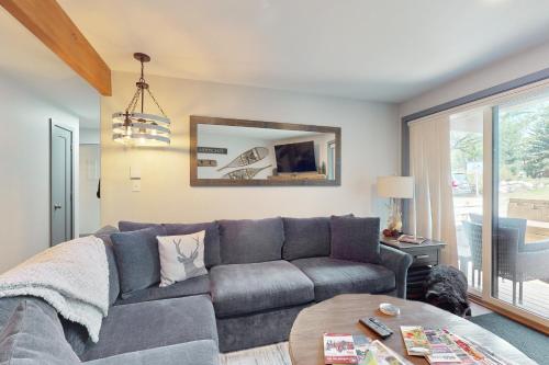 een woonkamer met een bank en een tafel bij Beaver Creek Bungalow in Avon