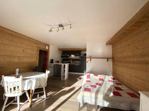 une cuisine et une salle à manger avec une table et des chaises dans l'établissement Résidence Gaubert - Coquet studio 2 couchages à Vars près du point show MAE-9841, à Vars