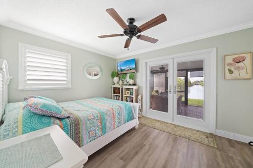 Ένα ή περισσότερα κρεβάτια σε δωμάτιο στο Waterfront Oasis with Private Heated Pool & Dock