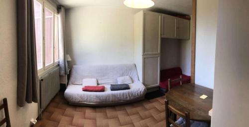 un salon avec un canapé blanc et une table dans l'établissement Résidence Centre Vars - APPART CONFORT CENTRE VARS CENTRE STATION MAE-9901, à Vars