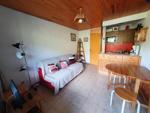 un salon avec un canapé blanc et une table dans l'établissement Résidence Lauzet - Studio bien agencé au cœur de Vars MAE-9931, à Vars