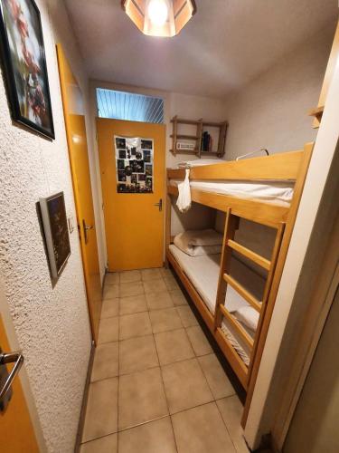 une petite pièce avec deux lits superposés dans l'établissement Résidence Lauzet - Studio bien agencé au cœur de Vars MAE-9931, à Vars