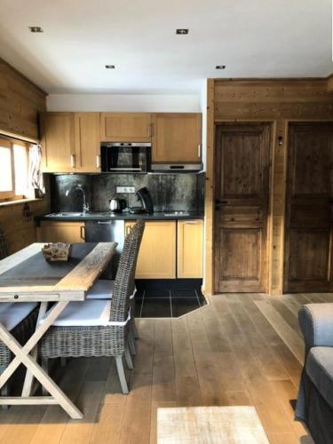 une cuisine avec une table et une cuisinière four supérieur dans l'établissement Résidence Oustagno - Appartement 4 couchages point show sur les pistes MAE-9921, à Vars