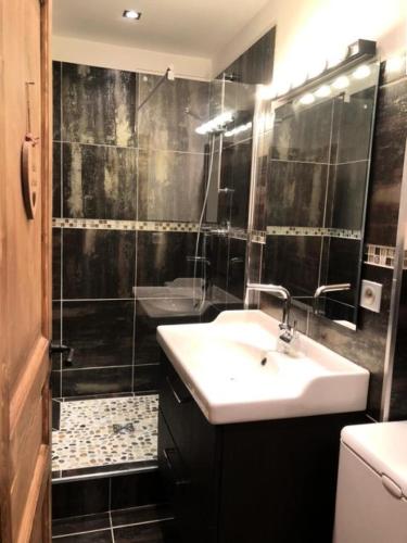 une salle de bain avec un lavabo et une douche dans l'établissement Résidence Oustagno - Appartement 4 couchages point show sur les pistes MAE-9921, à Vars