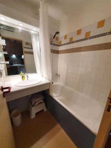 une salle de bain avec un lavabo et une baignoire dans l'établissement Résidence Eyssina - Appartement 100m des pistes à Vars de 6 couchages MAE-9941, à Vars