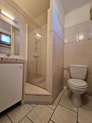 une salle de bain avec douche et toilettes dans l'établissement Résidence Gaubert - Mignon petit studio 4 couchages à Vars MAE-9981, à Vars