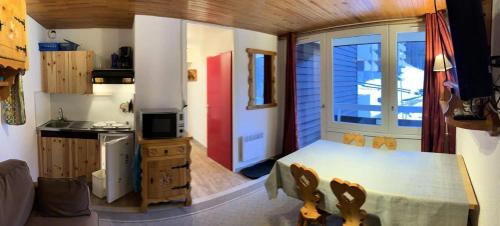 Cette petite chambre comprend un lit et une cuisine. dans l'établissement Résidence Pastourlet - Super appart cocooning pied des pistes point show MAE-9991, à Vars