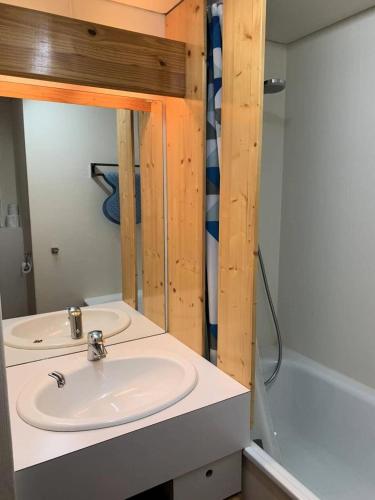 une salle de bain avec un lavabo et une douche dans l'établissement Résidence Pastourlet - Super appart cocooning pied des pistes point show MAE-9991, à Vars
