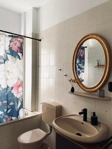 a bathroom with a sink and a toilet and a mirror at Robins Nest - Charmanter Altbau, 80 m2, zentral & ruhig in Detmold